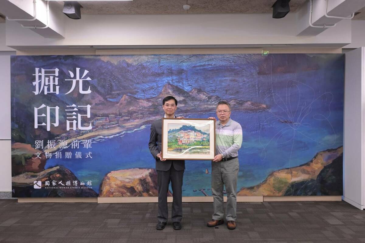 白色恐怖受難者劉振源前輩家屬劉介光(右)代表將文物捐贈予人權館。 圖：國家人權博物館提供