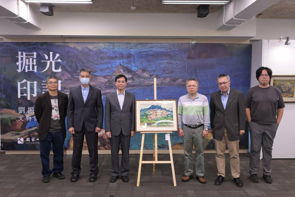「劉振源前輩文物捐贈儀式」合影，右起中山大學助理教授林傳凱、家屬劉介奇與劉介光、人權館館長洪世芳、台北教育大學學務長蔡葉榮及文化創意產業經營學系副教授蕭旭智。 圖：國家人權博物館提供