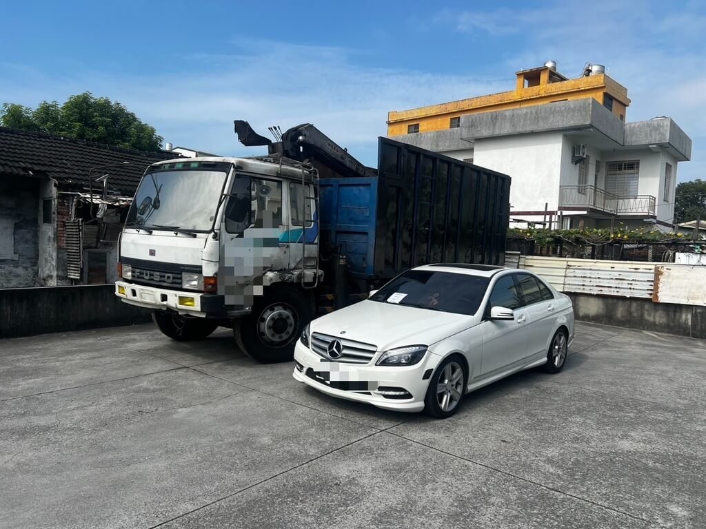 高雄月世界與田寮高41線連遭棄置垃圾，環保局研判為台南犯罪集團所為。橋檢19日起搜索3間業者、岡山某茶行等處，拘提數名被告，並聲押蘇姓男子獲准，查扣重型曳引車1台、賓士轎車1台。（高市環保局提供）中央社記者洪學廣傳真　　114年11月20日