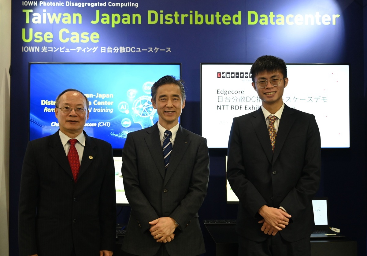 中華電信與日本NTT、智邦／鈺登科技在NTT R&amp;D FORUM 2025中，共同合作展示分散式AI資料中心的先進技術成果。中華電信技術長兼執行副總黃志雄博士(左)、NTT技術長兼副社長星野理顯(中)、智邦集團鈺登科技執行副總黃茂桓(右)。 圖: 中華電/提供