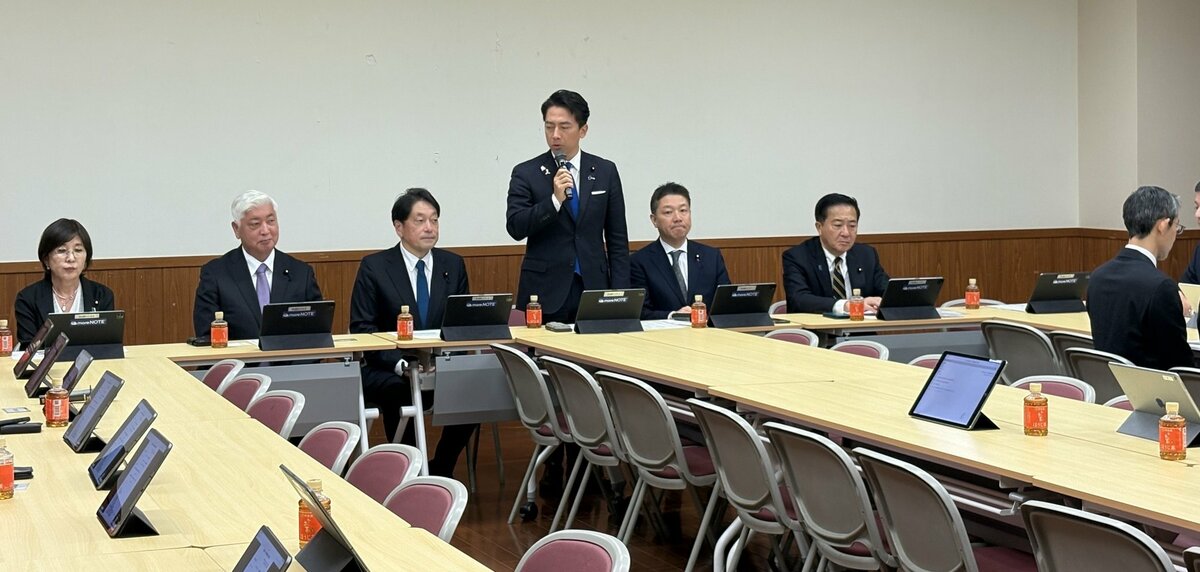自民黨成立國防安全研究會，現任防衛大臣小泉敬次郎（中，站立發言者）與會；研究會會長由黨務安全保障調查會長小野寺五典（小泉右一）擔任。 圖：翻攝「X」@itsunori510