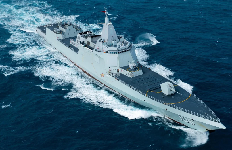 中國解放軍海軍最新航艦「福建號（舷號18）」成軍後，18日首次以航艦打擊群（CSG）形式參與聯合演習。圖為艦群中的055型飛彈驅逐艦「延安號（舷號106）」 圖：翻攝陸網/環球網