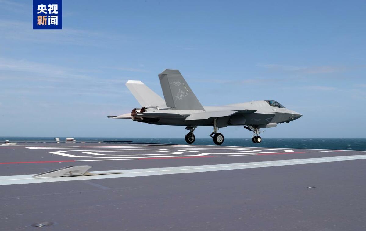 福建艦參與聯合演習測試電磁彈射系統，殲-35隱形戰機納入測試。 圖：翻攝央視新聞