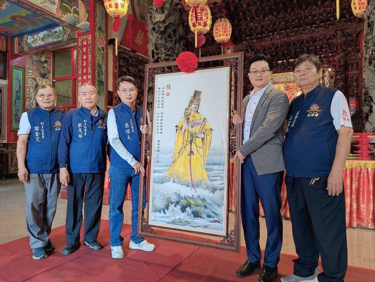 徐健麟日前赴永康姑婆廟將創作的「媽祖聖像」畫作送給廟方。 圖：永康姑婆廟提供