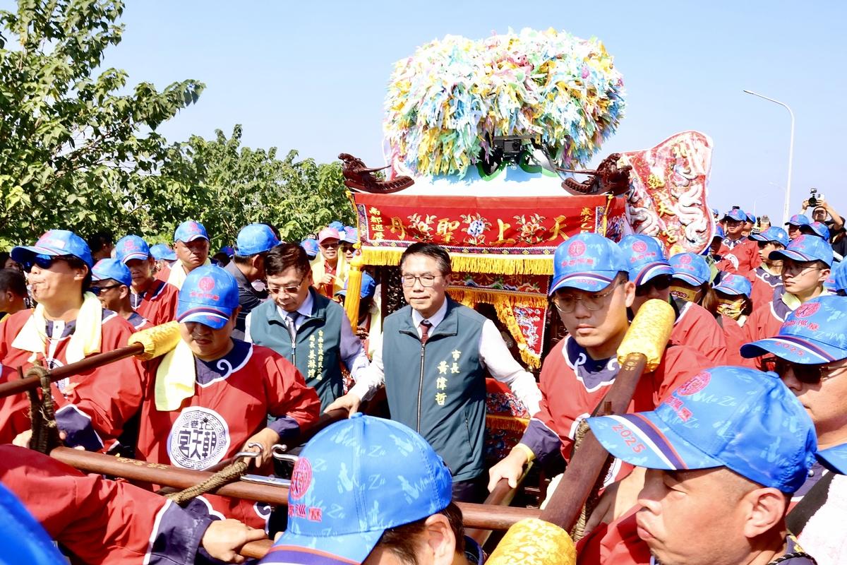 北港朝天宮媽祖入境台南鹽水區，市長黃偉哲親臨現場接駕。 圖：翻攝黃偉哲臉書