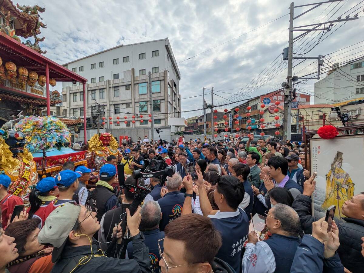 北港朝天宮媽祖蒞臨永康姑婆廟，沿途信眾恭迎聖駕。 圖：永康姑婆廟提供