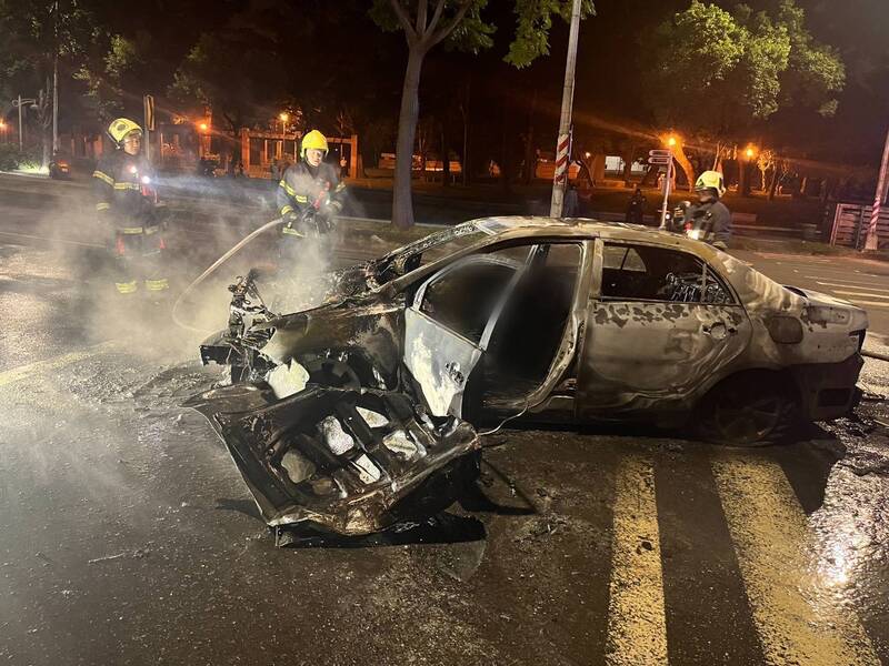 轎車擦撞公車後又撞擊對向機車，隨後起火燃燒。 圖：翻攝畫面