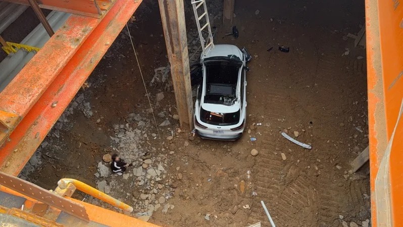 廖姓女子開車掉落8米深捷運工地，奇蹟式僅受輕傷。 圖：警方提供