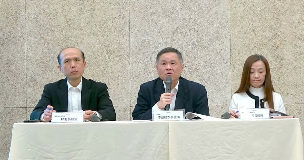 勞動部今（20）日公布調查結果，直指長榮航空「過度運用勤惰考核制度」，嚴重影響組員申請病假的權益。對此，勞動條件及就業平等司司長黃琦雅表示，為保障勞工權益，未來將推動新制度，明定「勞工一年內請病假未滿10天，雇主不得有任何不利對待」，並將於明年1月1日正式上路，且若雇主給予不利對待，違反比例原則，最重可罰100萬。 圖：翻攝自勞動部YT
