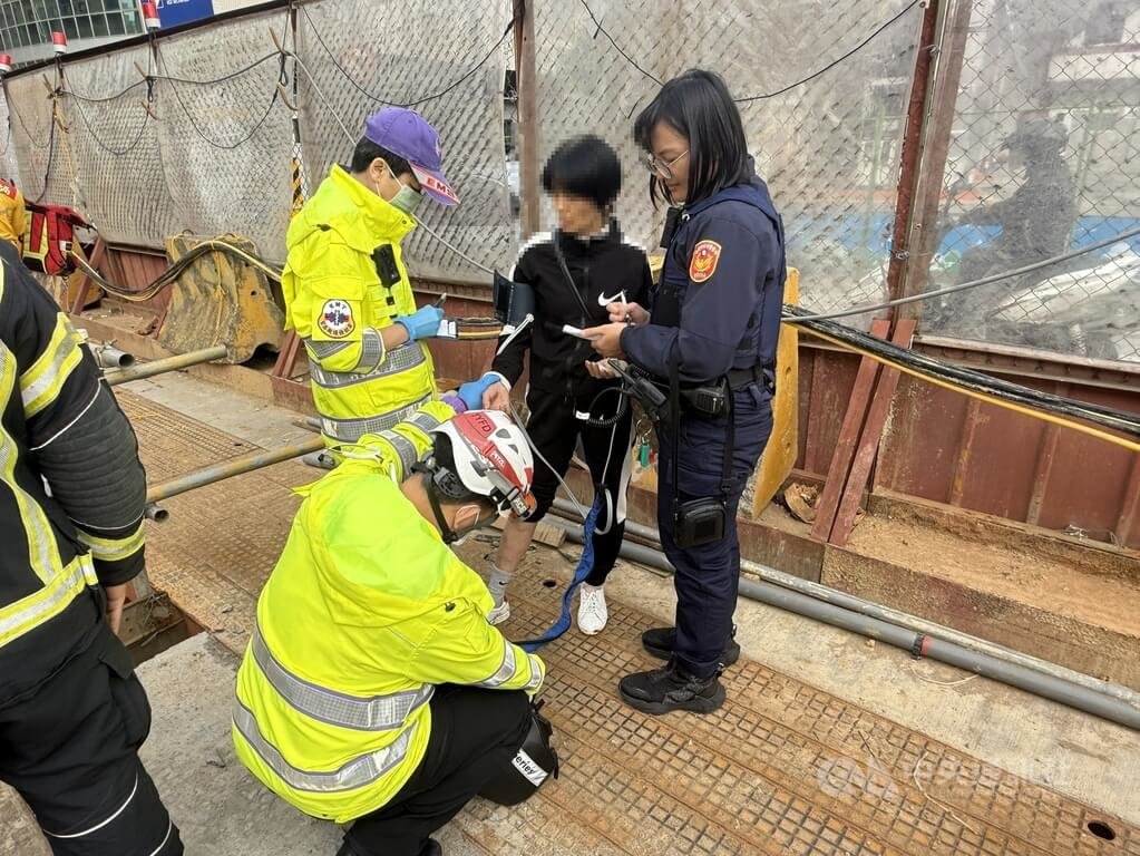 桃園市63歲廖姓女子（後中）20日開車時疑似恍神，連人帶車直接摔落至深度約8公尺的捷運工地內坑洞，所幸無明顯外傷，工地也無人被波及受傷，詳細肇事原因尚待釐清。（翻攝照片）中央社記者葉臻傳真 114年11月20日