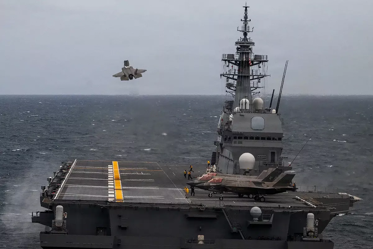 美國海軍陸戰隊 4 架 F-35B 隱形戰機與 1 架美國海軍 CVM-22B「魚鷹」運輸機於 10 月在日本海上自衛隊最大直升機母艦「加賀號」（JS Kaga）上進行飛行操作。 圖：翻攝自 U.S. Marine Corps