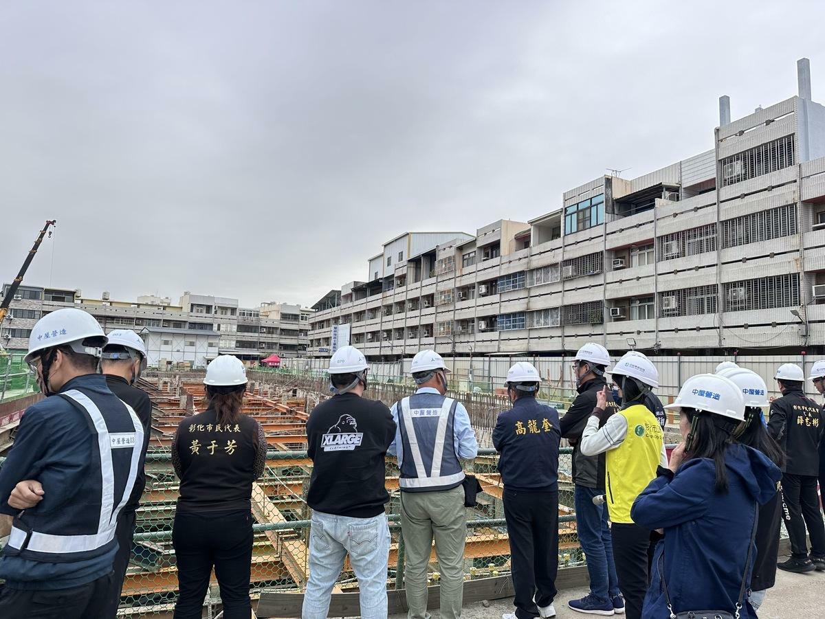 彰化市民代表會一行到中友百貨彰化店施工現場了解工程進度。 圖：中友百貨/提供