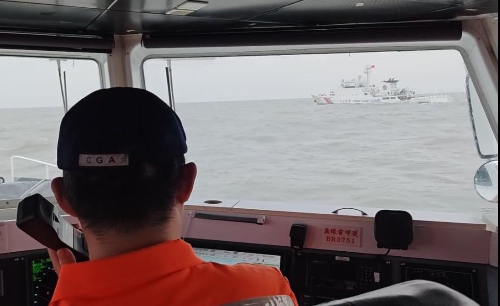 中國海警船20日上、下午兩度侵入金門限制水域，海巡署調派巡防艇近迫併航監控，並以中、英文無線電廣播強勢驅離。 圖：海巡署提供