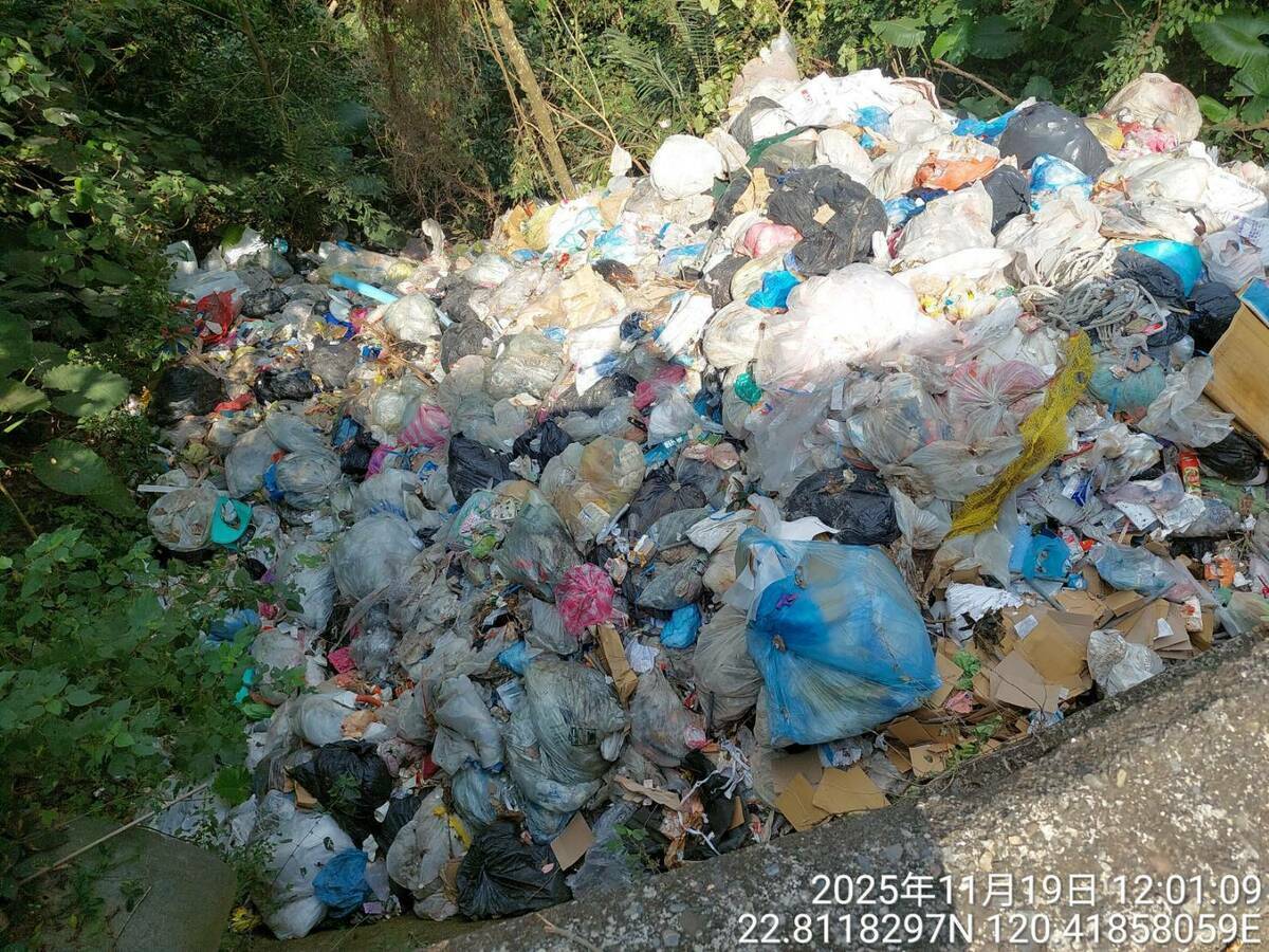 田寮區高41線道遭惡意棄置垃圾。 圖：高雄市環保局/提供