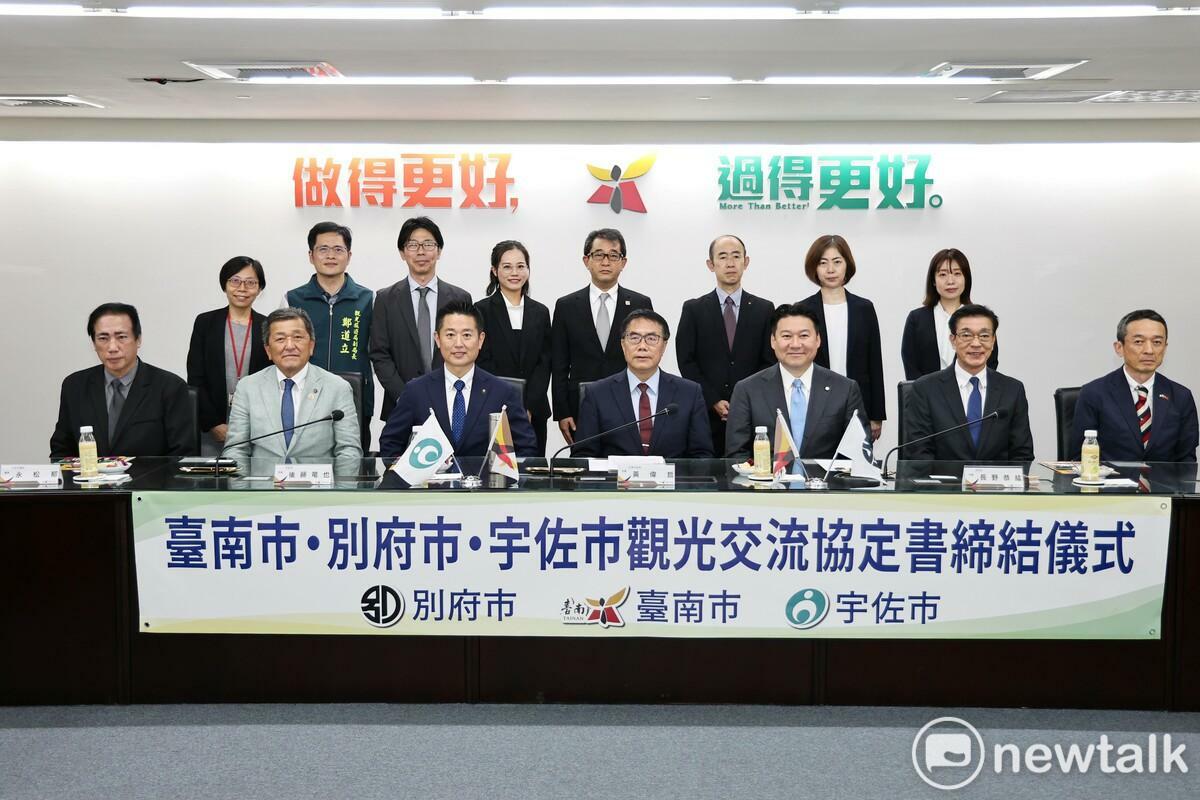 臺南市黃偉哲市長與日本大分縣別府市長野恭紘市長、宇佐市後藤竜也市長共同簽署「臺南市、別府市及宇佐市觀光交流協定書」。 圖：台南市政府提供