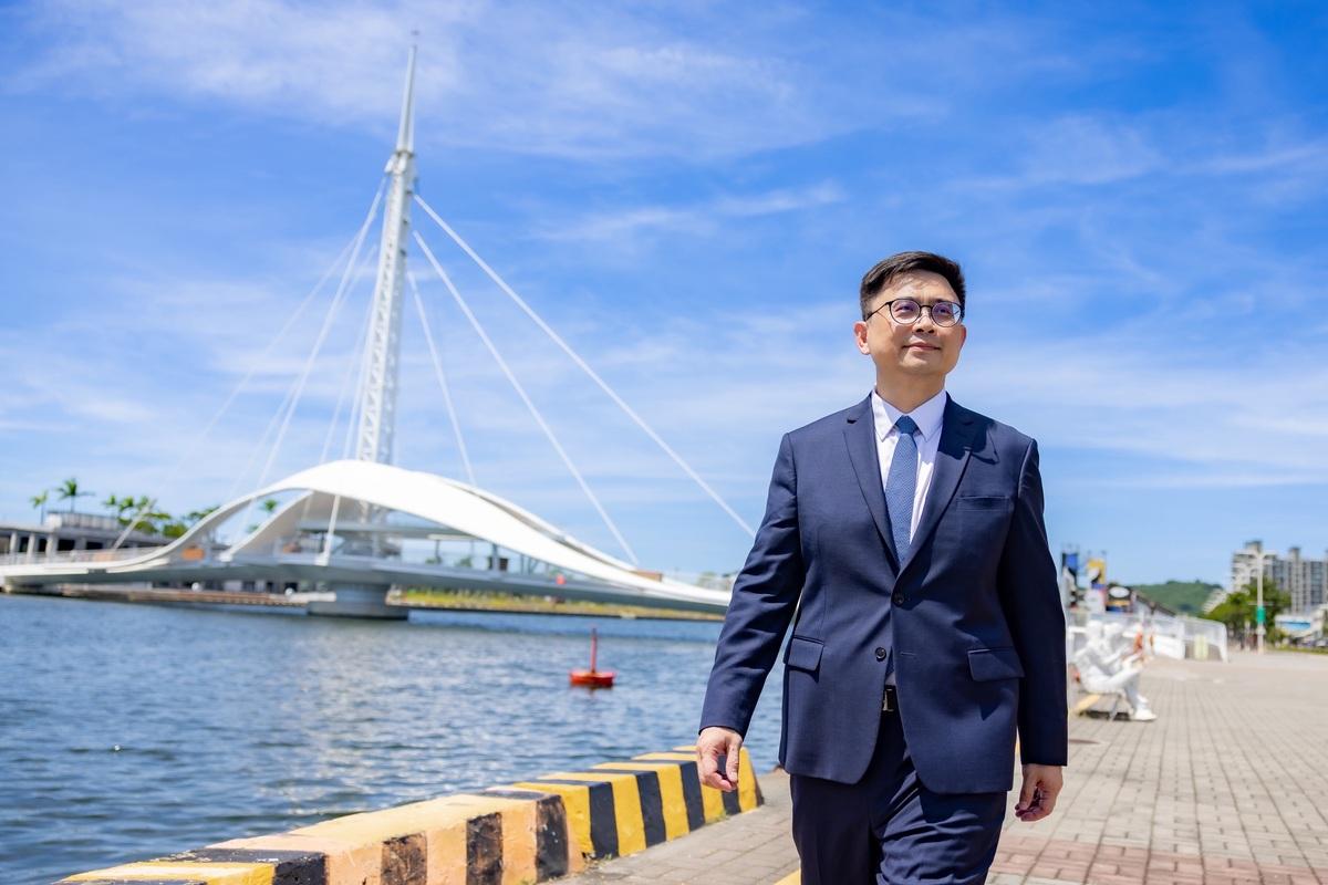 鏡頭延伸到賴瑞隆的市政建設遠景。 圖：賴瑞隆辦公室/提供