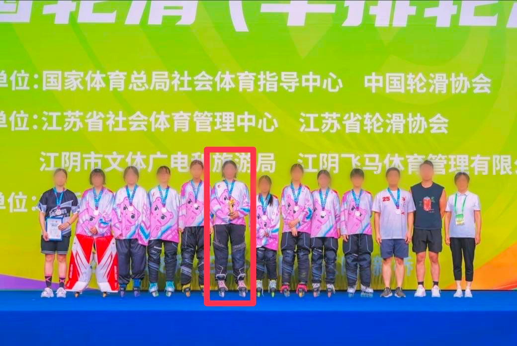 陳麗娜踢爆高雄3名輪滑選手日前赴中參加「全國輪滑錦標賽」及「全國運動會」等全國性比賽，運發局表示後續將收集資料送運動部審查是否違反規範。 圖：陳麗娜服務處/提供