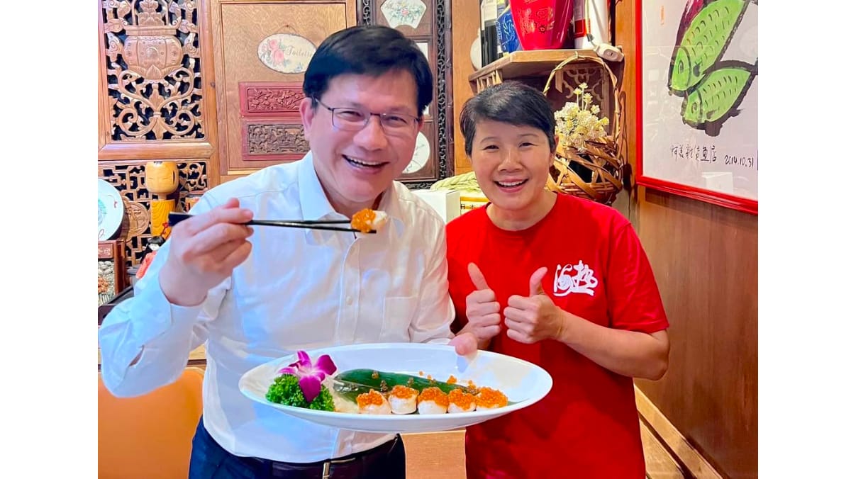 林佳龍20日晚間請客吃日本干貝刺身，表達對日本的支持。 圖：翻攝林佳龍臉書
