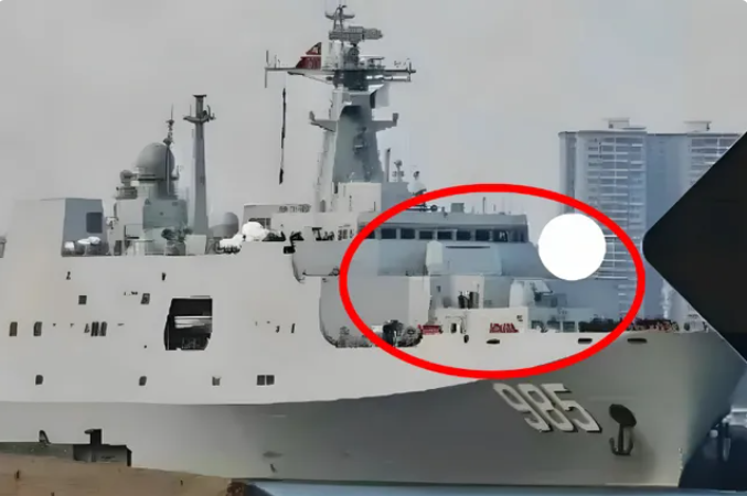 中國海軍第二艘搭載艦載雷射武器的 071 型船塢登陸艦「祁連山」號近期完成改裝，前甲板新設的雷射武器外罩格外引人注目。 圖:翻攝自包明說