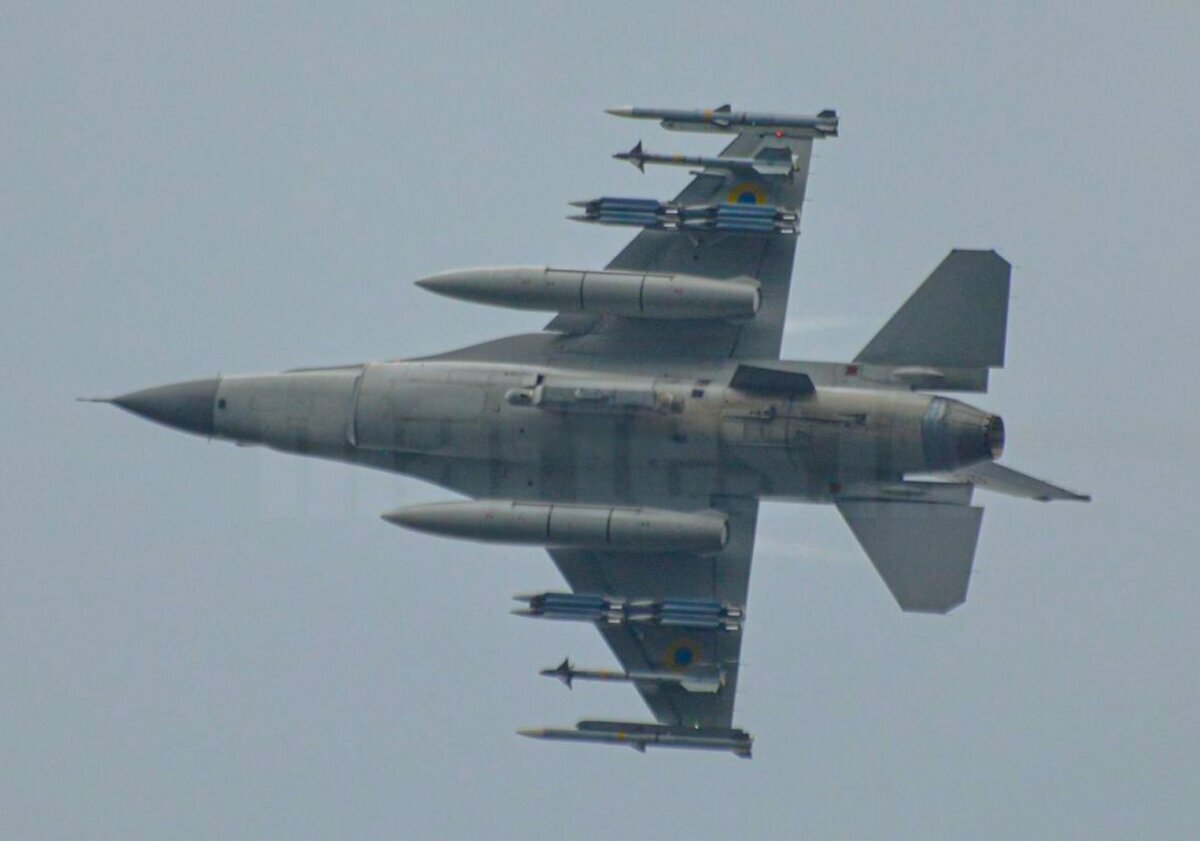烏克蘭空軍的F-16AM戰機執行對地打擊任務。 圖：翻攝自 X @Osinttechnical