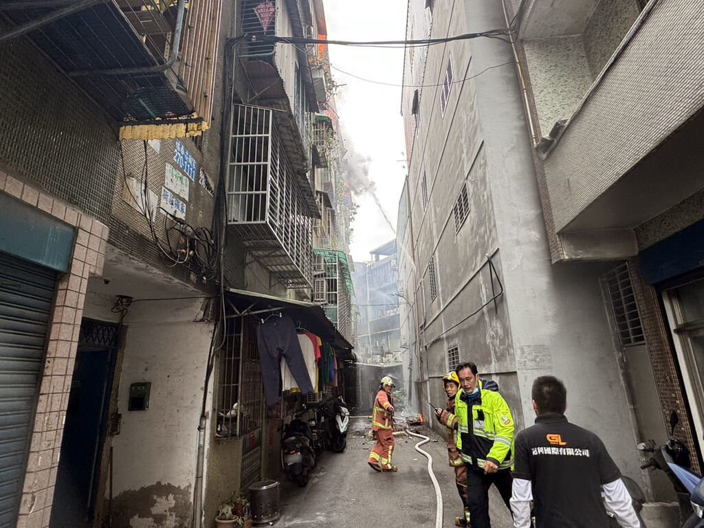 新北市新莊區中港路261巷民宅21日上午9時許發生火警。消防局說，現場是5樓鐵皮頂樓加蓋，屋內共2男2女皆已下樓，並控制火勢，無人受傷。（民眾提供）中央社記者黃旭昇新北傳真　114年11月21日