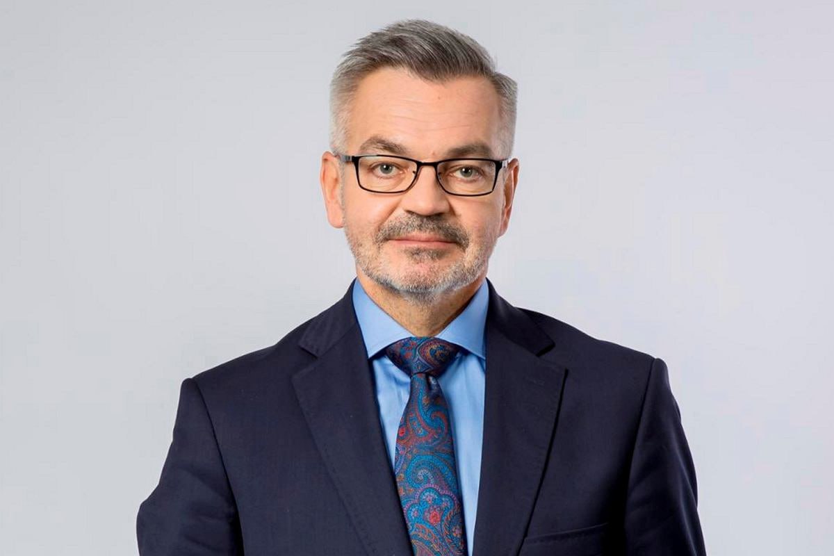 波蘭駐俄大使克拉耶夫斯基（Krzysztof Krajewski）16日在聖彼得堡出席活動時遭到俄羅斯激進人士襲擊。 圖：翻攝自 X @visionergeo