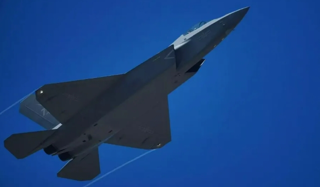 近期有中國軍事專家分析稱，殲-35 戰機可能仍存在「先天性心臟病」，推測該款戰機在距離航艦 900 公里遠時，僅能維持約 7 分鐘的作戰。圖為解放軍殲35戰機。 圖 : 翻攝自止戈軍是我