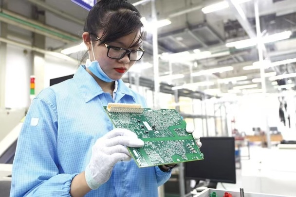 雖然許多亞洲國家都憑著製造業的起飛實現了經濟的大規模增長，但近期有外媒發現，越南已經超越印度，成為亞洲地區經濟增長幅度最大的國家。圖為越南工廠內的工人。 圖：翻攝自 騰訊網 時代周報