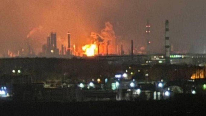 烏軍近期持續襲擊俄羅斯境內的能源設施，重挫了極度依賴能源銷售的俄羅斯經濟。圖為梁贊煉油廠遭遇烏軍無人機襲擊後起火爆炸。 圖：翻攝自 @Osinttechnical X 帳號