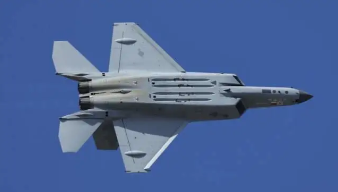 韓國與阿拉伯聯合大公國（UAE）18 日正式敲定總額 150 億美元的 KF-21「獵鷹」戰鬥機聯合合作協議，成為當代軍事史上規模最龐大的跨國戰機共同開發案，也象徵兩國在空中力量、國防工業與區域戰略佈局上邁入全新階段。 圖:翻攝自寰球戰略解讀