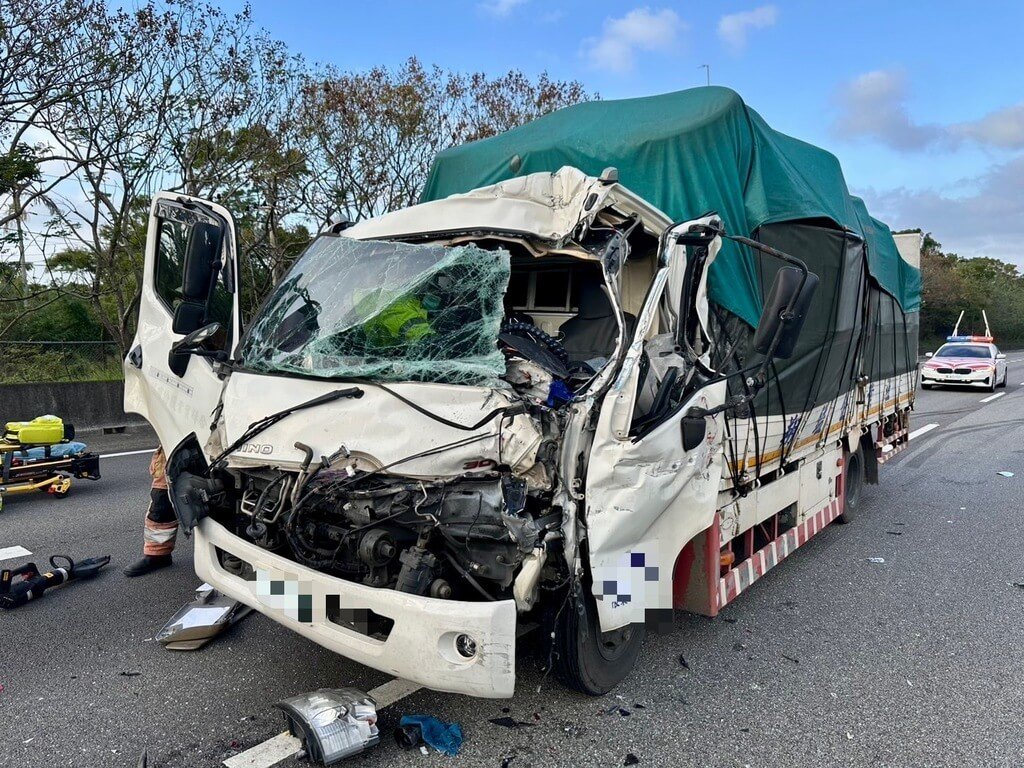 國道1號南下新竹路段21日發生4車追撞事故，其中1輛小貨車車頭嚴重變形，警消破壞車門協助駕駛脫困，但男子被救出時呈現到院前心肺功能停止（OHCA），立即由救護車送醫急救。（民眾提供）中央社記者魯鋼駿傳真　114年11月21日