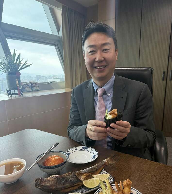 今(21)日交通部長陳世凱在社群媒體上發布午餐日料照。 圖：取自陳世凱Threads