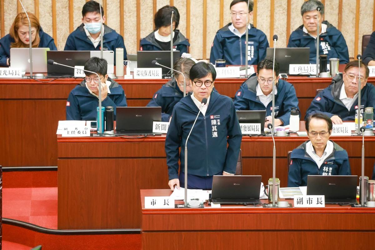 陳其邁(前排左)宣布高市府配合普發萬元政策規劃多項刺激消費方案。 圖：高雄市政府/提供