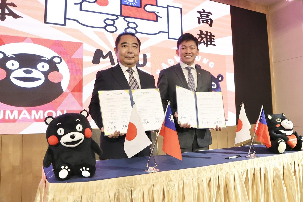 遠藤洋路(左)與吳立森(右)共同簽署教育合作備忘錄。 圖：高雄市教育局/提供