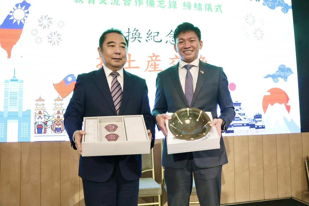 遠藤洋路(左)與吳立森(右)互贈紀念品。 圖：高雄市教育局/提供