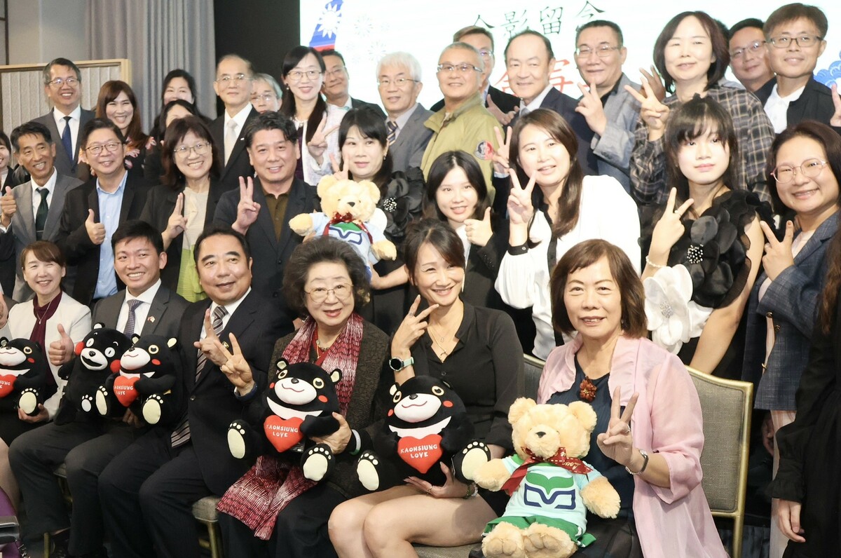 日本熊本市與高雄市簽署教育合作備忘錄10所高中、國中與國小校長共同出席簽署儀式。 圖：高雄市教育局/提供