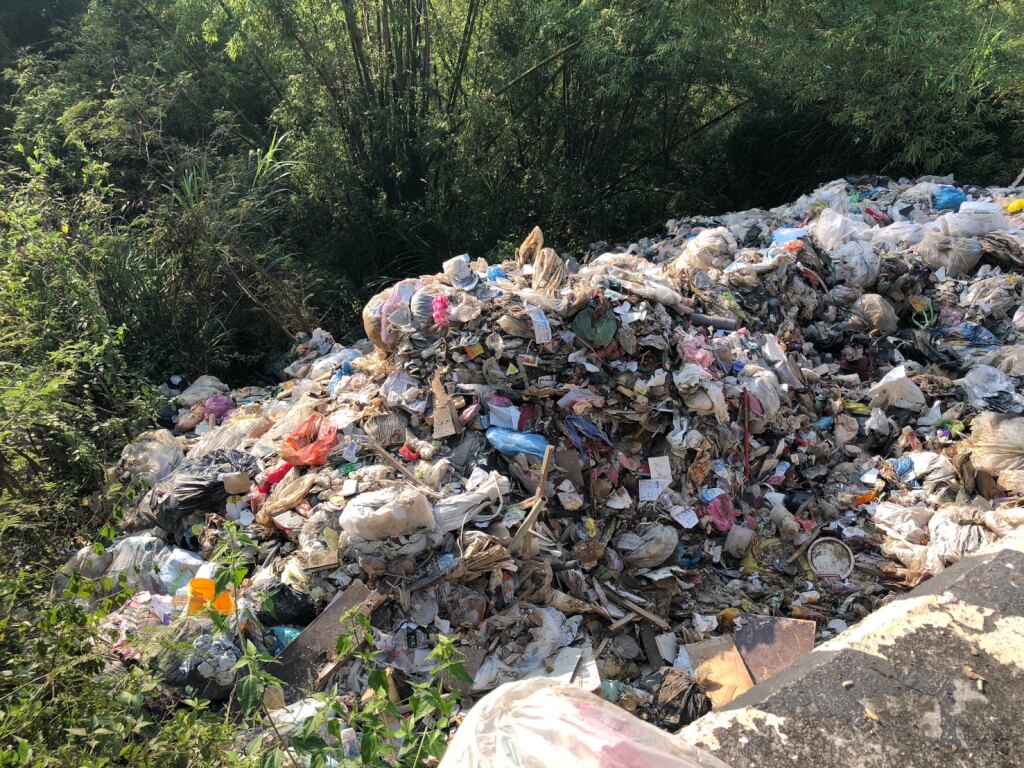 高雄月世界風景區遭棄置大量廢棄物，台南市政府環保局查出善化區某清除業者涉嫌重大。 圖/台南市政府