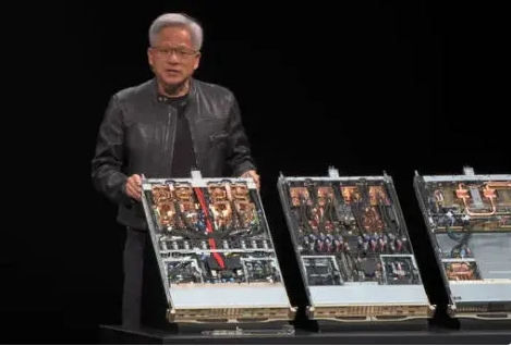 輝達CEO黃仁勳展示AI晶片。 圖 : 翻攝自觀察者網