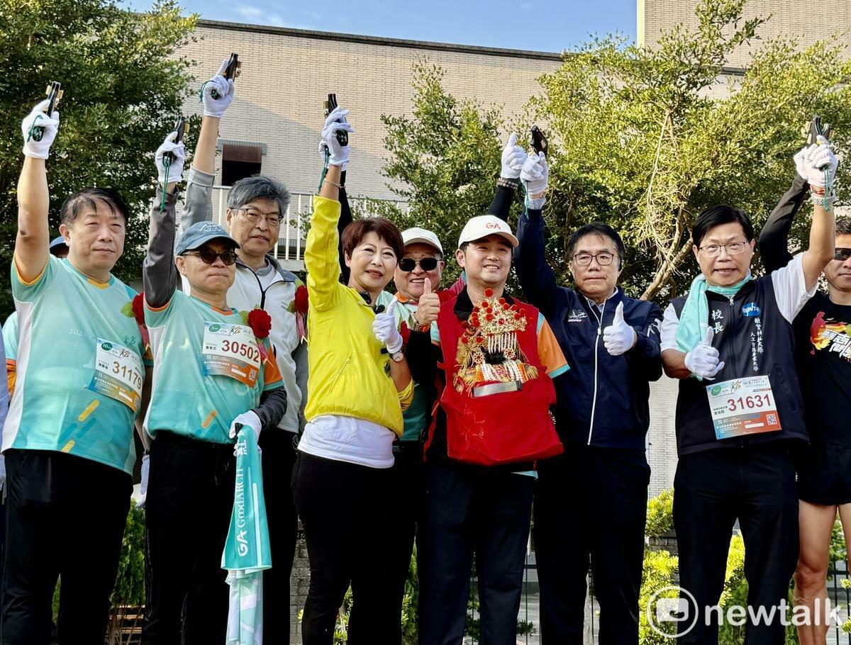 第三屆「紅崴觀光工廠半程馬拉松健康嘉年華」今日在安南區熱鬧開跑，吸引逾千名跑者齊聚參賽。台南市長黃偉哲特別到場向所有參賽者、工作團隊與在地夥伴致意。 圖：黃博郎／攝