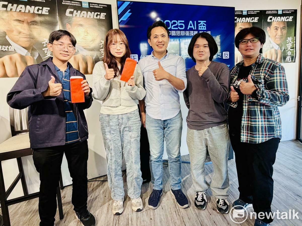 陳以信(中)舉辦台南高中職辯論循環賽，今日賽程由台南一中出戰南大附中，比賽結果由南大附中獲勝。 圖：陳以信服務處/提供