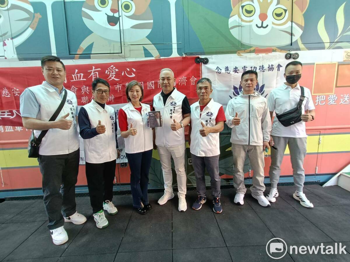 念慈安靈功德協會連續多年舉辦捐血活動，今年度請到素有「戲劇女王」、「八點檔女神」之稱的藝人連靜雯（左三）為公益代言人。 圖：唐復年/攝