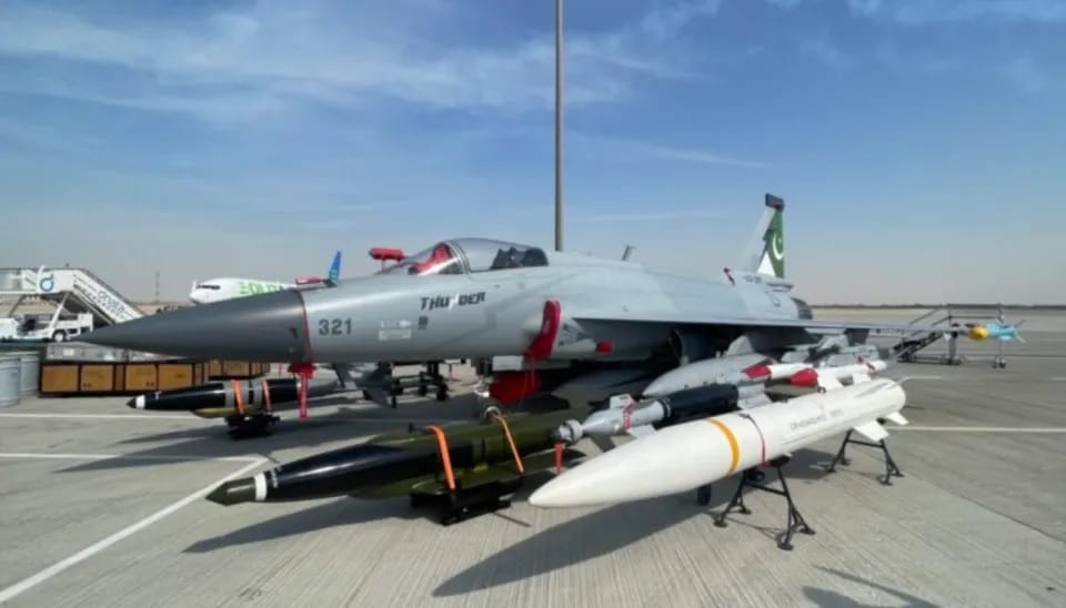 中巴共同研製的「梟龍」Block III 戰機意外成功本次杜拜航展的焦點。 圖：翻攝自 騰訊新聞@邊解感