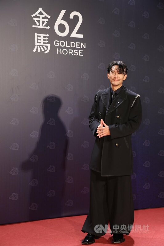 以電影「幸福之路」再度叩關影帝獎項的演員張震，一身黑色西裝造型帥氣登紅毯。中央社記者張新偉攝　114年11月22日
