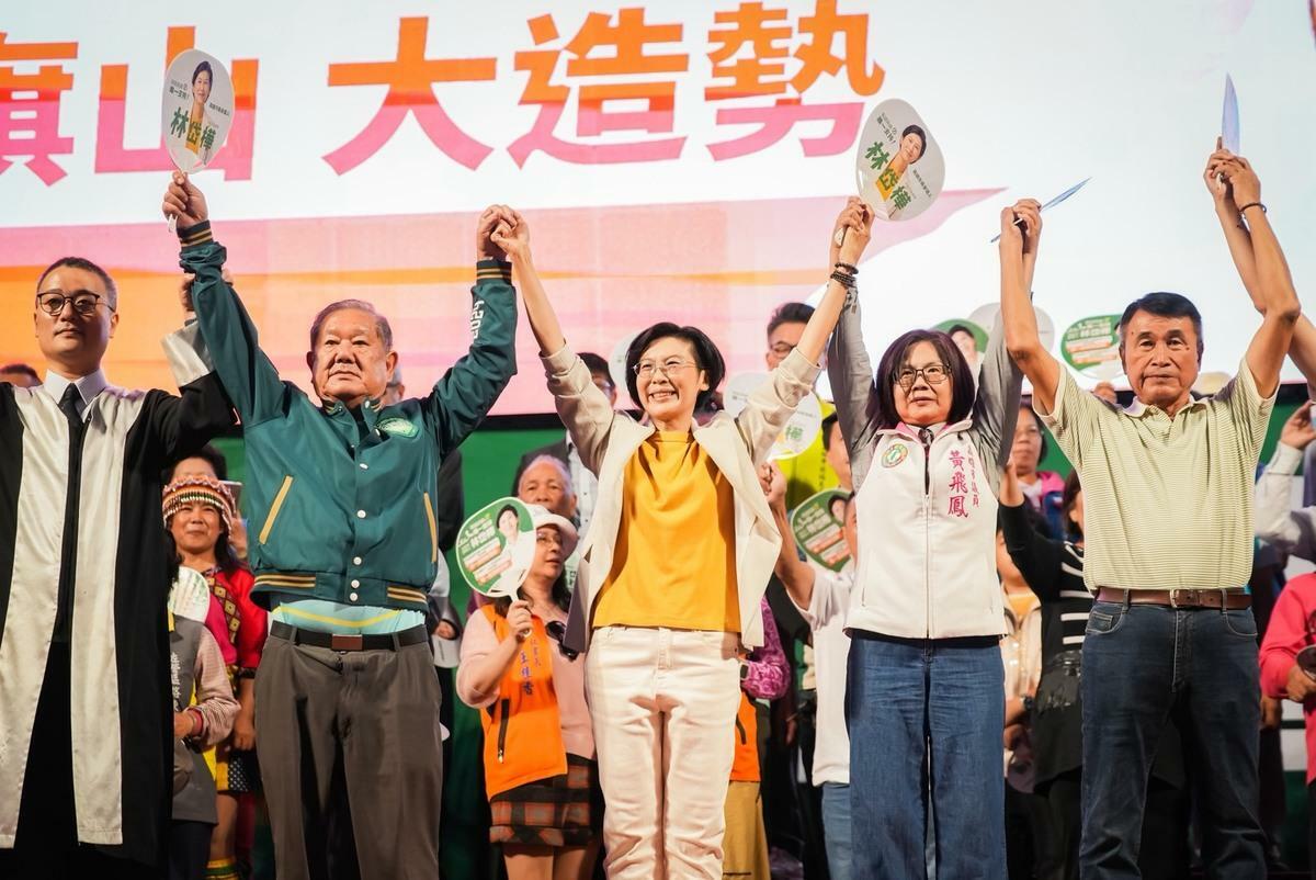 林岱樺(中)旗山大造勢，地方議員及超過百位地方有力人士為林岱樺站台。 圖：林岱樺辦公室/提供