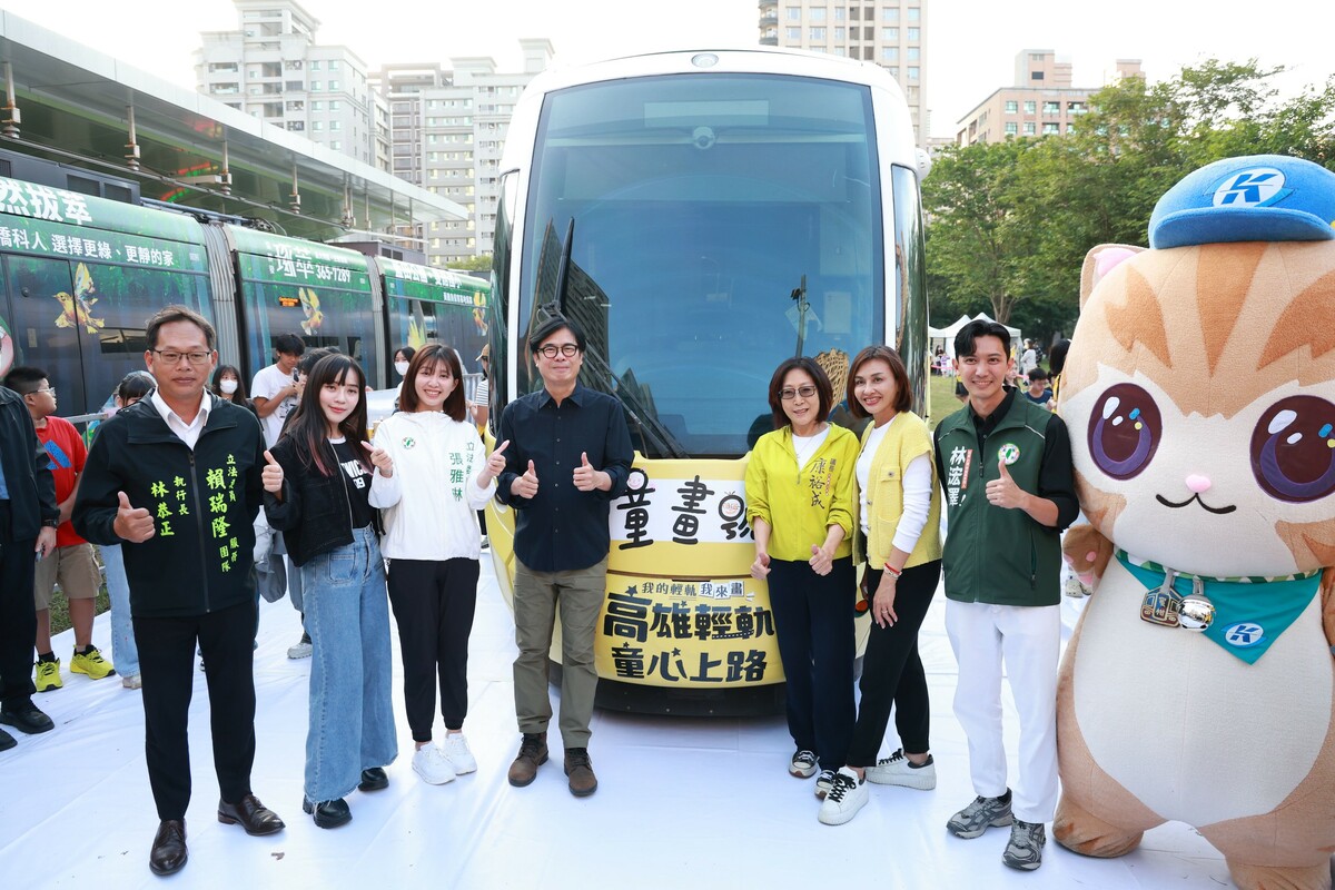 呈現城市想像的彩繪輕軌列車在龍華國小站揭幕。 圖：高雄市政府/提供