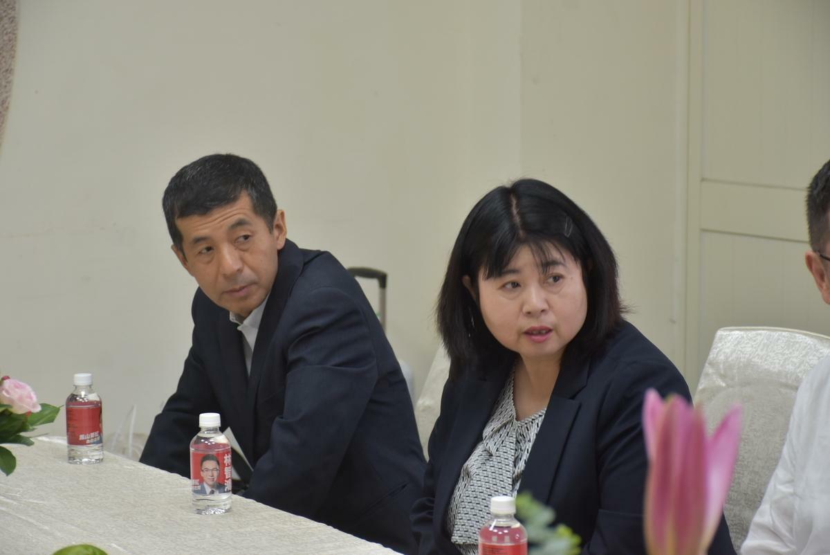 高田又男的孫子高田真利(左)及孫女藤木裕子(右)。 圖：孫家銘攝