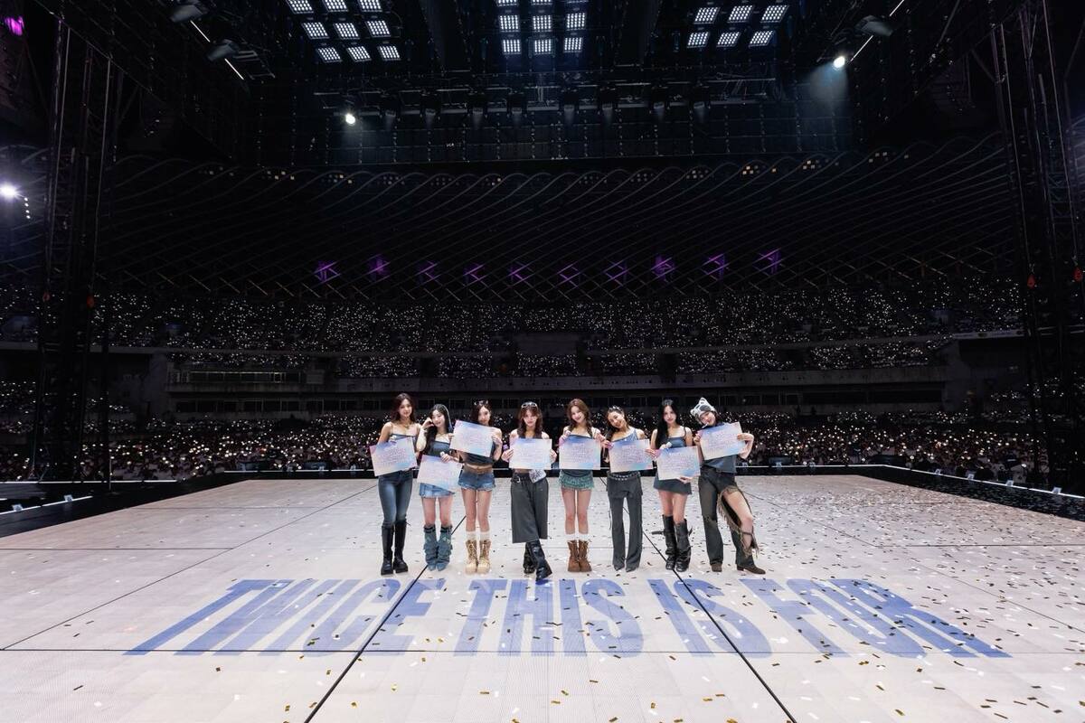 TWICE 22日晚間在高雄世運主場館開唱，台灣成員周子瑜終於「回家開唱」，吸引萬名粉絲湧入支持。 圖/取自TWICE臉書粉專