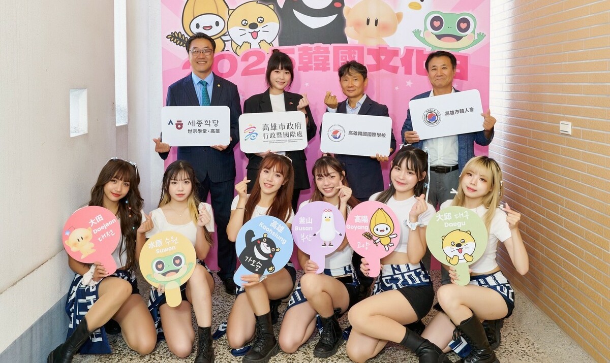 第14年登場的韓國文化日結合城市外交，5姊妹市吉祥物首同框，張硯卿(後排左二)持續深化台韓友好交流。 圖：高雄市行國處/提供