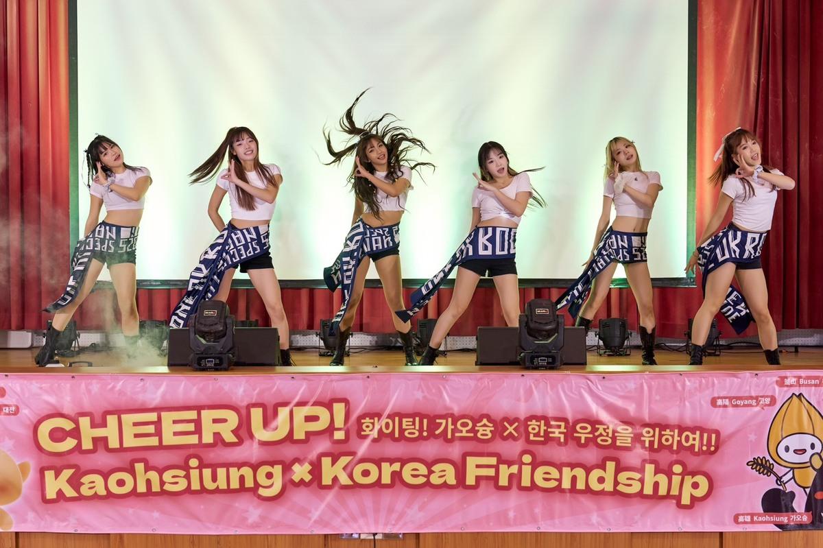 韓國文化日活動開場驚喜安排TWICE經典組曲，透過韓語演講、歌唱及舞蹈比賽，提供青年世代展現對韓國文化熱情的平台。 圖：高雄市行國處/提供