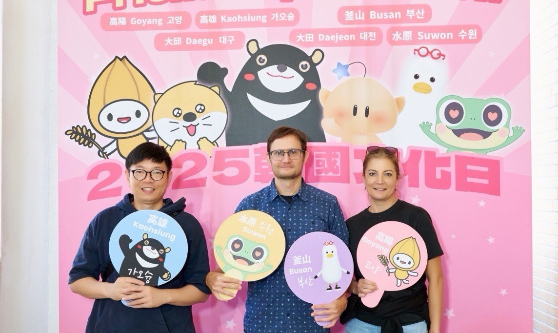 韓國文化日結合城市外交，高雄姊妹市吉祥物首度同框亮相，吸引民眾拍照。 圖：高雄市行國處/提供